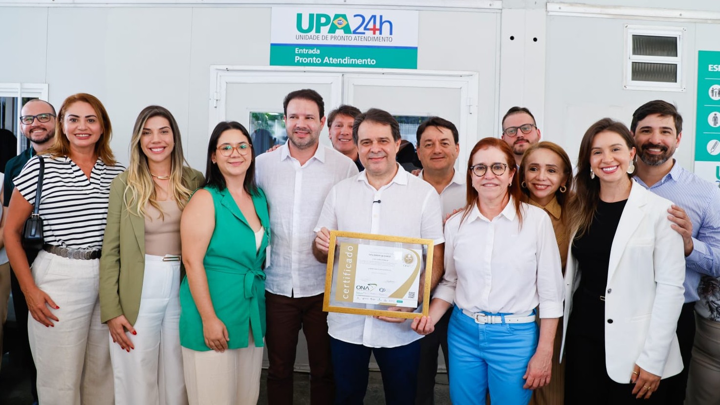 grupo de pessoas posa para a foto